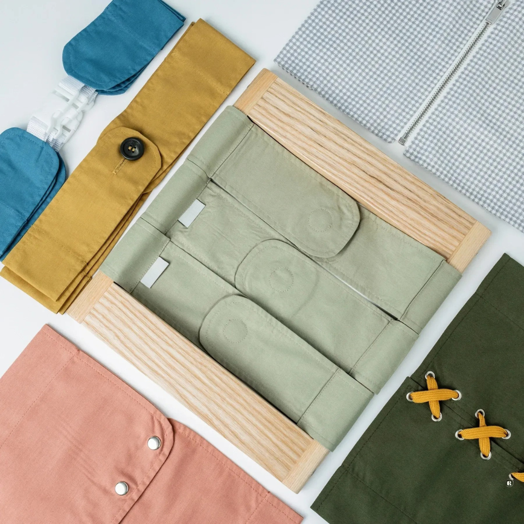 Montessori aprangos sagstymo įgūdžių rėmas su keičiamomis dalimis (5 variantai)