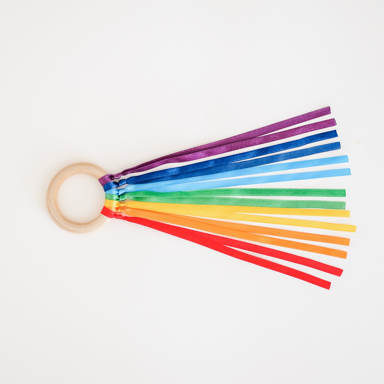 Medinis žiedas su vaivorykštės kaspinais