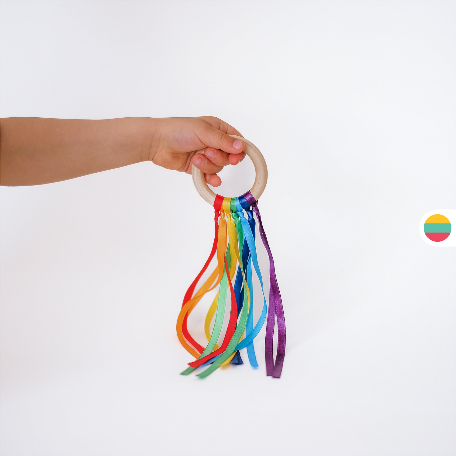 Medinis žiedas su vaivorykštės kaspinais